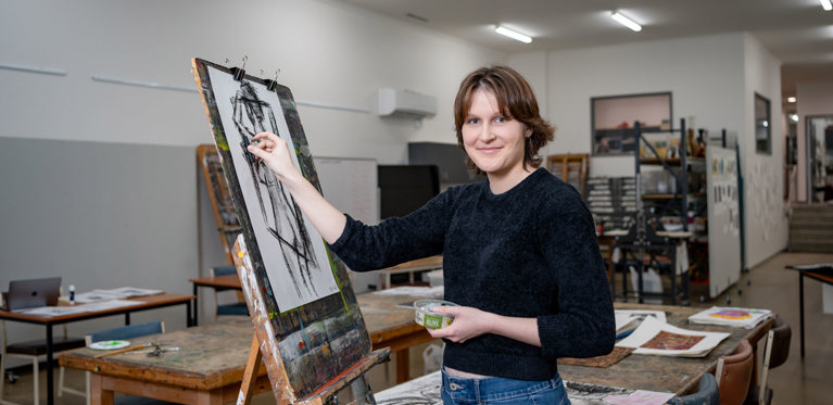Emmerson studied the Certificate III and Certificate IV in Visual Art at South West TAFE.